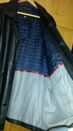 Chaquetón de tres cuartos de cuero color negro. Forrado y con dos bolsillos dentro.

Esta en perfecto 01
