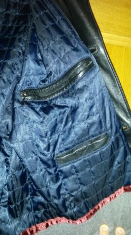 Chaquetón de tres cuartos de cuero color negro. Forrado y con dos bolsillos dentro.

Esta en perfecto 00