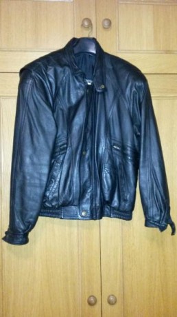Cazadora de cuero negro. Forrada y con un bolsillo interior. Con hombreras

Está en perfecto estado. Usada. 02