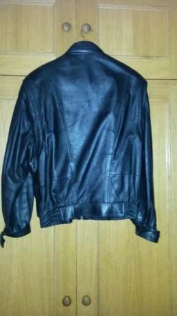 Cazadora de cuero negro. Forrada y con un bolsillo interior. Con hombreras

Está en perfecto estado. Usada. 00
