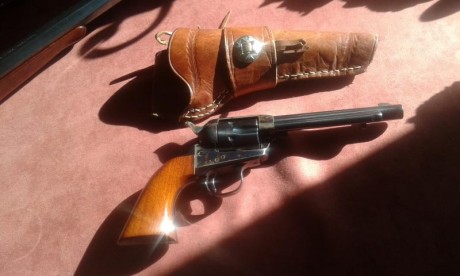vendo revolver Uberti cal. 22 lr, con funda western de cuero. 250 € mas gastos si los hubiera. Un saludo 00