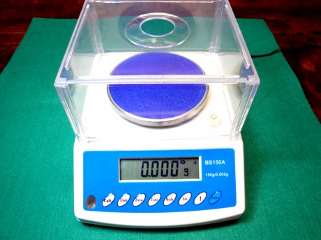 Vendo una bascula electronica de precición de peso maximo 150g y tolerancia de 0,005g.
Tiene infinidad 00