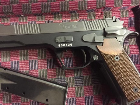 Buenos dias señores, muy a mi pesar,pongo a la venta la mejor pistola que he tenido.Es realmente espectacular,y 21