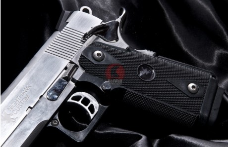Tiene muchísimas variedades de armas de airsoft, esos que funciona con el gas o CO2, la mayoría son de 10