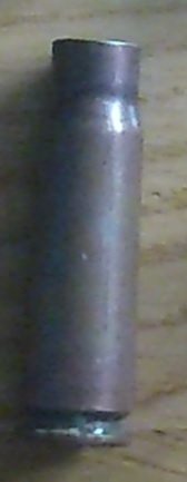 Buenos días.

Tengo en casa un casquillo viejo con pinta de ser asiático o soviético, en el culote pone 00
