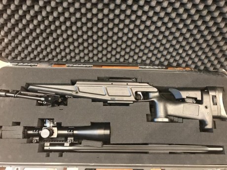 El rifle es un Blaser R93 LRS2 R93 en cal. 300WM con cañon semipesado y acanalado

Un saludo cordial! 01