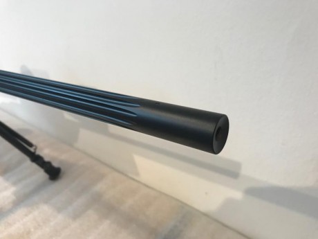 El rifle es un Blaser R93 LRS2 R93 en cal. 300WM con cañon semipesado y acanalado

Un saludo cordial! 00