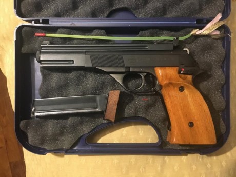Vendo pistola de mi padre por no usar 
Es una  muy conocida  pistola Astra TS 22, calibre 22 LR, 
Esta 02