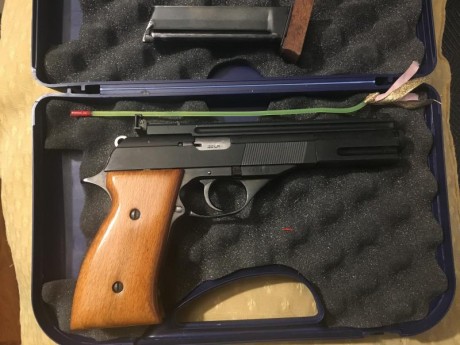 Vendo pistola de mi padre por no usar 
Es una  muy conocida  pistola Astra TS 22, calibre 22 LR, 
Esta 01