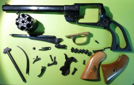 Vendo el revolver de las fotorfías, el grabado, el del medio en la primera foto, el anterior dueño lo 01