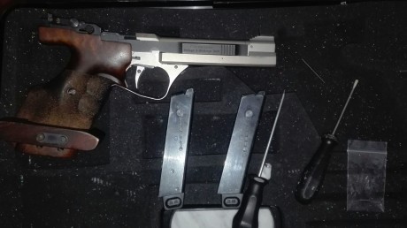 Hola. 

Pongo a la venta mi Feinwekbau AW 93 del 22LR, está en buen estado y poco hay que decir sobre 00