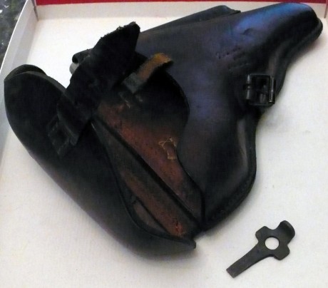 Se vende Luger P08 S/42 año 1936 calibre 9mm todos los números coincidentes, el estado es excepcional, 71