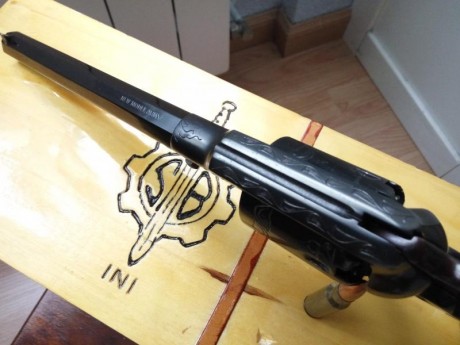 Vendo el revolver de las fotorfías, el grabado, el del medio en la primera foto, el anterior dueño lo 12