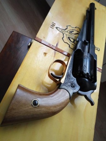 Vendo el revolver de las fotorfías, el grabado, el del medio en la primera foto, el anterior dueño lo 11
