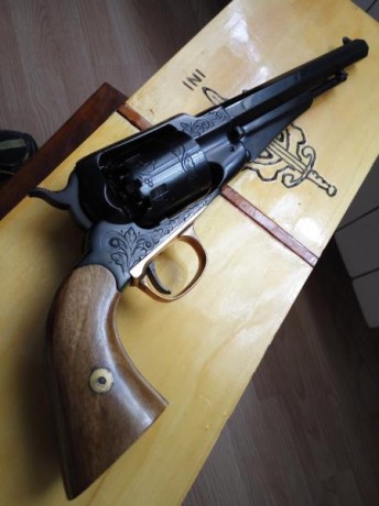 Vendo el revolver de las fotorfías, el grabado, el del medio en la primera foto, el anterior dueño lo 10