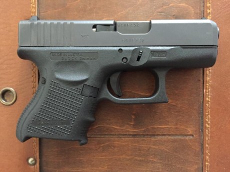 HOLA, vendo glock, 26, 4ª generación, guiada en A. calibre 9x19 mm.
La compre nueva en junio y tiene 25 00