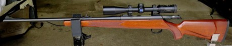 Rifle de caza marca MAUSER-WERKE calibre 30.06, cerrojo rectilíneo con mira de batida CARL ZEISS 1.8 x 02