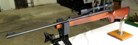 Rifle de caza marca MAUSER-WERKE calibre 30.06, cerrojo rectilíneo con mira de batida CARL ZEISS 1.8 x 00
