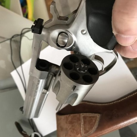 Pues eso vendo Ruger gp100 357 impoluto. ( más dies más funda) Pocos disparos. 6 pulgadas precio 500 euros. 01