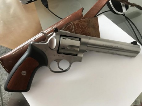 Pues eso vendo Ruger gp100 357 impoluto. ( más dies más funda) Pocos disparos. 6 pulgadas precio 500 euros. 12