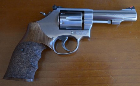 Vendo revólver Smith & Wesson 4" Cal. 38 Special.
Comprado en 2015, único propietario.
Guiado 02