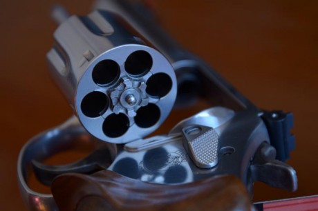 Vendo revólver Smith & Wesson 4" Cal. 38 Special.
Comprado en 2015, único propietario.
Guiado 10