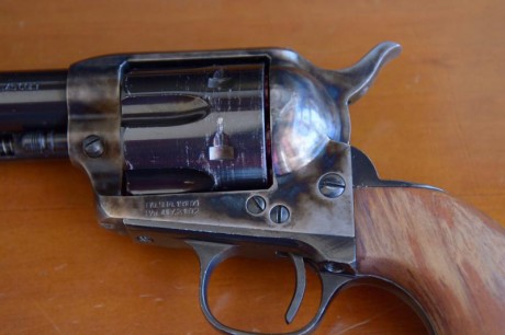 Vendo revólver Uberti 1873 Single-Action Cattleman 45 LC 7.5"
Comprado en 2013, único propietario.
Perfecto 01