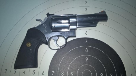 Vendo Revolver Smith & Wesson Mod. 629-1 del calibre .44 Magnum con cañón de 4" 
Guiado en F
Precio: 01