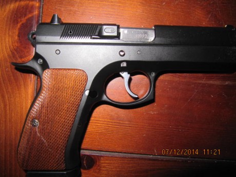 VENDO PISTOLA SEMIAUTOMATICA 45ACP PRACTICAMENTE NUEVA MUY MUY POCO USO,CON ESTUCHE ORIGINAL DOS CARGADORES 01