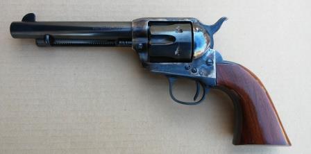 Lo dicho compañeros vendo un revolver Uberti Cattleman 1873 45 lc de  5 1/2"  guiado en AE en excelente 01
