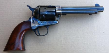 Lo dicho compañeros vendo un revolver Uberti Cattleman 1873 45 lc de  5 1/2"  guiado en AE en excelente 00