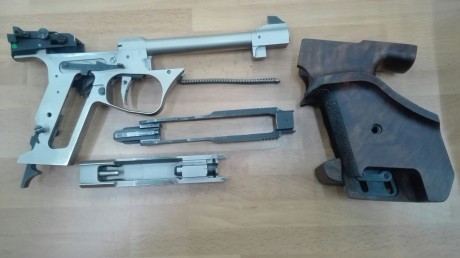 Hola. 

Pongo a la venta mi Feinwekbau AW 93 del 22LR, está en buen estado y poco hay que decir sobre 71