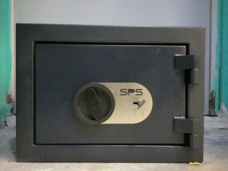 Hola, vendo armero o caja fuerte SPS III 310, del 2013 con facturas, dos llaves, homologación casi nuevo, 02