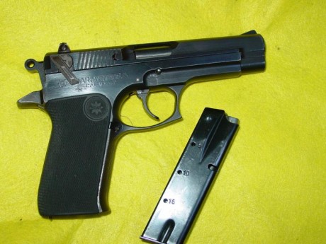 El arma se encuentra en perfecto estado de uso e incluye tres cargadores. 225 +gastos 01