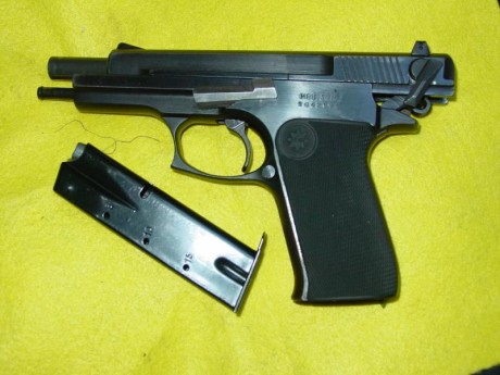 El arma se encuentra en perfecto estado de uso e incluye tres cargadores. 225 +gastos 00