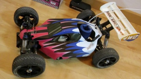 Vendo buggy Vanguard radio control de gasolina. Traccion 4x4. Escala 1/8.
Entrego muchos accesorios. 
Se 01