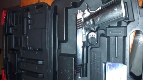 como nueva sin apenas uso en el maletín original y con una funda para zurdos de ipsc para estrenar 
tiene 00