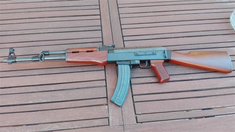 Ésta no quería venderla, pero hay que hacer caja.
Es una copia del AK-47 en 22lr, seguramente la copia 02