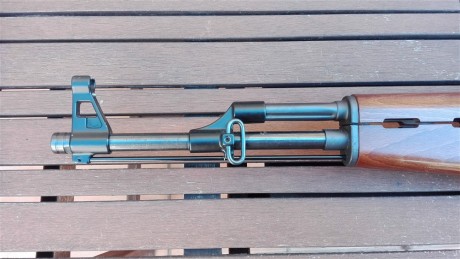 Ésta no quería venderla, pero hay que hacer caja.
Es una copia del AK-47 en 22lr, seguramente la copia 01