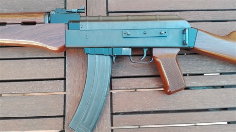 Ésta no quería venderla, pero hay que hacer caja.
Es una copia del AK-47 en 22lr, seguramente la copia 00