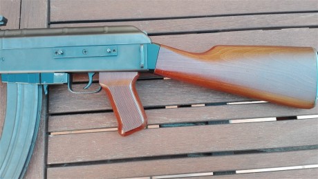Ésta no quería venderla, pero hay que hacer caja.
Es una copia del AK-47 en 22lr, seguramente la copia 12