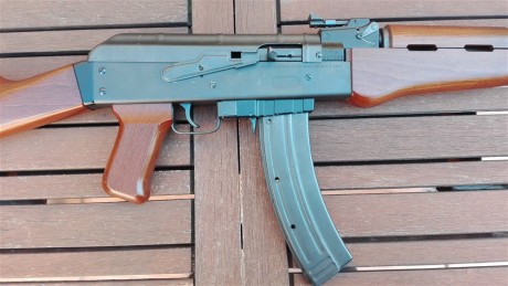 Ésta no quería venderla, pero hay que hacer caja.
Es una copia del AK-47 en 22lr, seguramente la copia 10