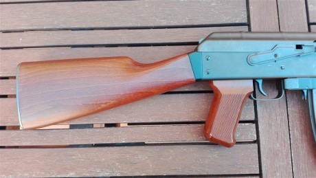 Ésta no quería venderla, pero hay que hacer caja.
Es una copia del AK-47 en 22lr, seguramente la copia 21