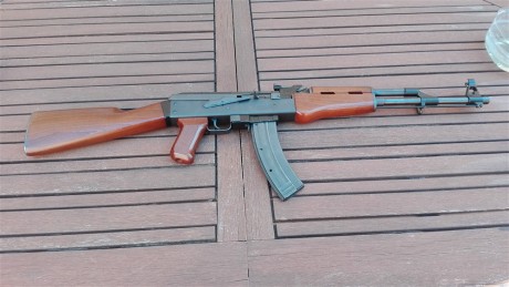 Ésta no quería venderla, pero hay que hacer caja.
Es una copia del AK-47 en 22lr, seguramente la copia 20