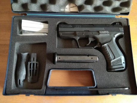 Buenos días:
Walther P99 calibre 9mm.
Esta guiada con licencia de Tipo A 
Tiene unos 200 cartuchos tirados 02