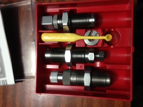 Vendo juego de dies LEE del cal.32 S&W Long WC  a estrenar y regalo mas de 100 vainas de un solo tiro. 00