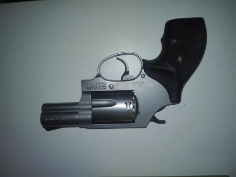 Revolver como nuevo, facil de portar, regalo funda interior, solo se puede guiar con A y B. Se encuentra 02