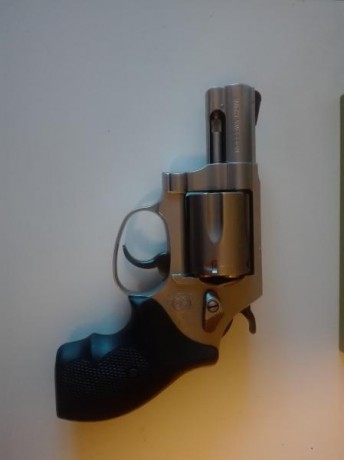 Revolver como nuevo, facil de portar, regalo funda interior, solo se puede guiar con A y B. Se encuentra 01