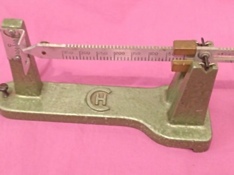 Por tener una rcbs pongo en venta esta estupenda báscula analógica de marca CH
De las que se hacían antes.
Funciona 02