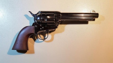 Revolver pacificador 1873 de Piettá acabado cromado
Cañón de 5 1/4"
Calibre 45 Colt
Guiado en AE 00